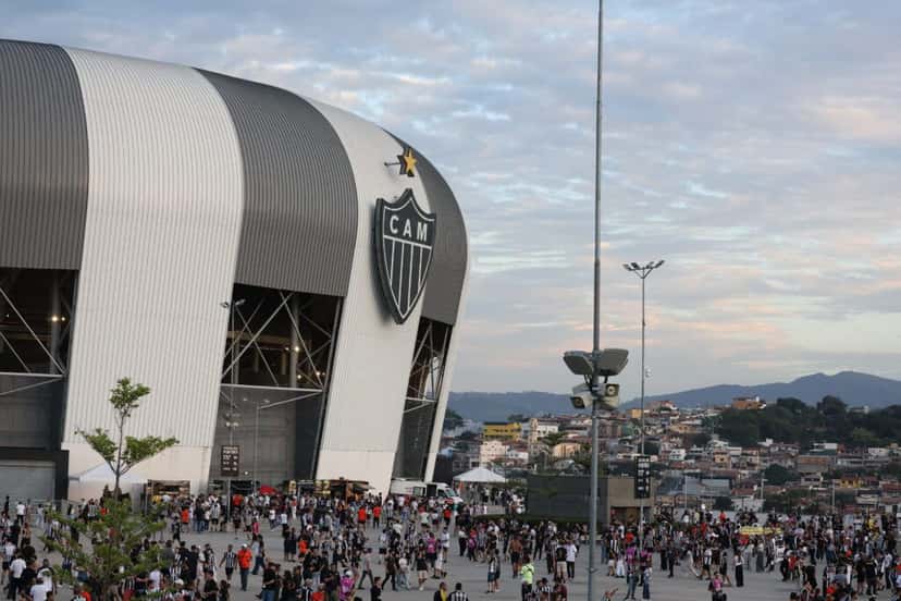 El Arena MRV, estadio del Atlético Mineiro, con su fachada blanca y gris y el escudo del club, y los hinchas en la explanada antes de un partido; foto de archivo de octubre de 2026 (foto: prensa Clube Atlético Mineiro)