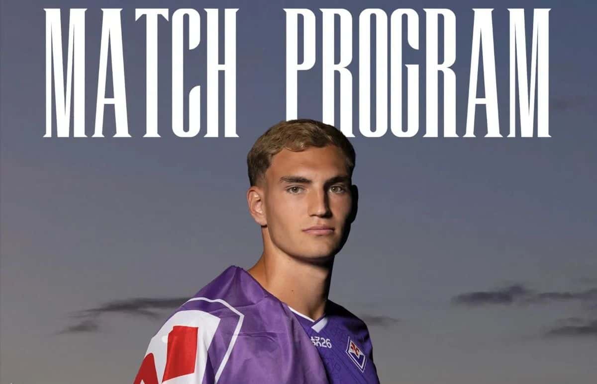 Afiche oficial del programa del partido Fiorentina-Atalanta, con Mateo Pellegrino, delantero de la Fiorentina, con la camiseta violeta, bajo el título «Match program» (imagen: prensa ACF Fiorentina)