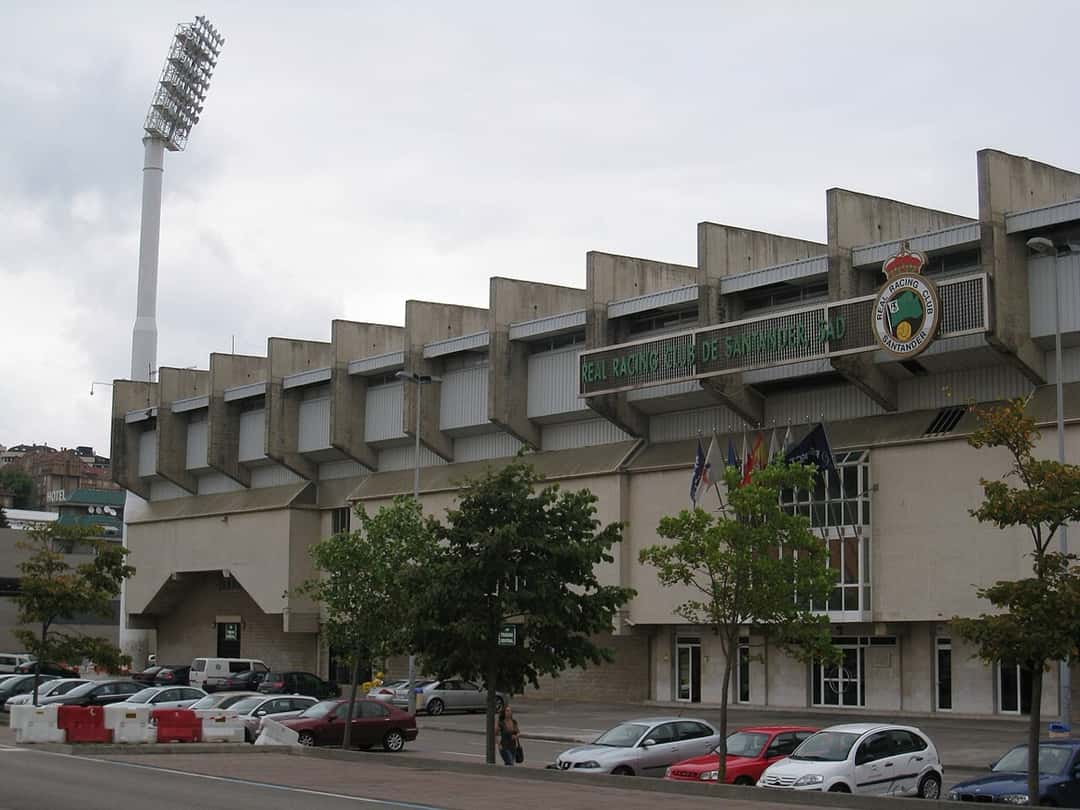 El estadio de El Sardinero, en Santander, con una de las torres de iluminación y el escudo del Racing en la fachada; foto de archivo de agosto de 2009 (foto: Carlos Cunha, Wikimedia Commons, licencia CC BY-SA 3.0)