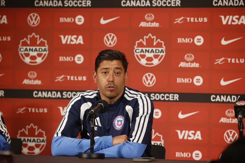 Nicolás Córdova, técnico de Chile, responde preguntas en una conferencia de prensa durante la gira por Norteamérica