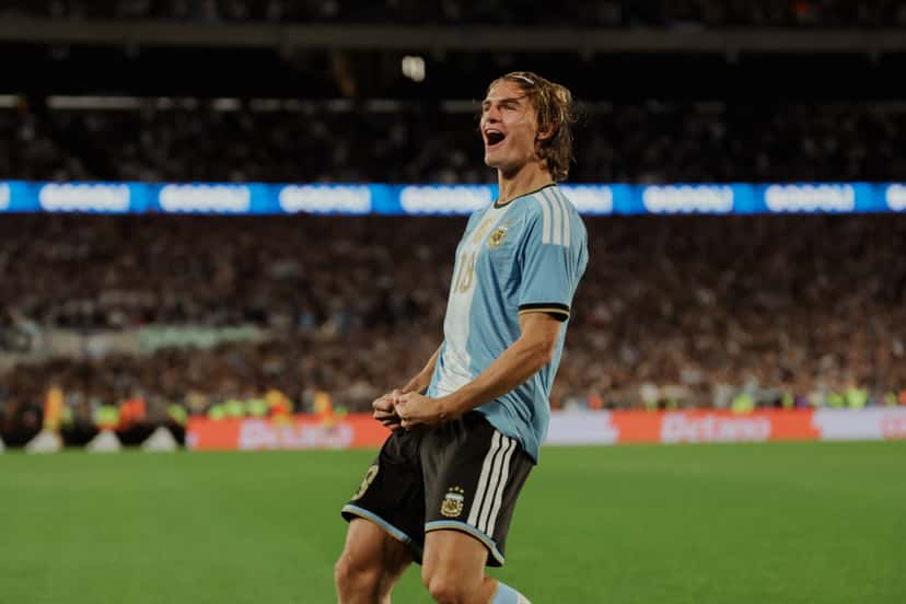 Un jugador de la Selección Argentina con la camiseta 18 grita uno de los goles del segundo tiempo ante Benín, con las tribunas del Monumental de fondo (foto: prensa oficial de la AFA)