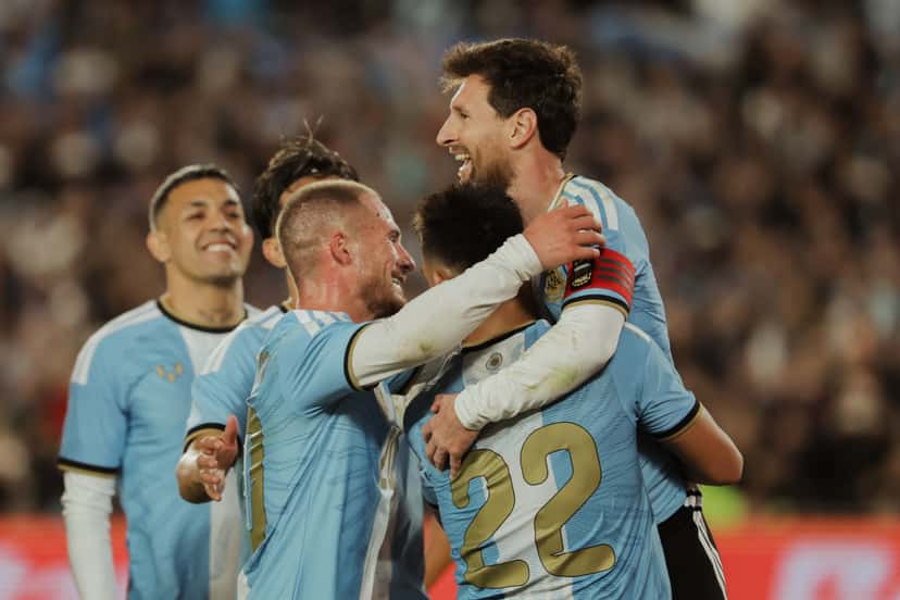 Lionel Messi, con la cinta de capitán, abraza a sus compañeros de la Selección en uno de los festejos de la noche ante Benín en el Monumental (foto: prensa oficial de la AFA)