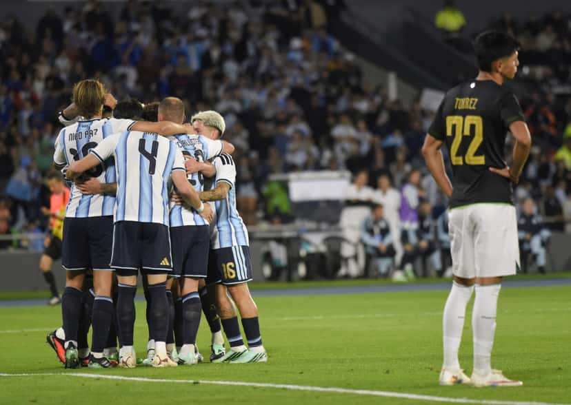 Los jugadores argentinos se abrazan para festejar un gol ante Bolivia en el Kempes
