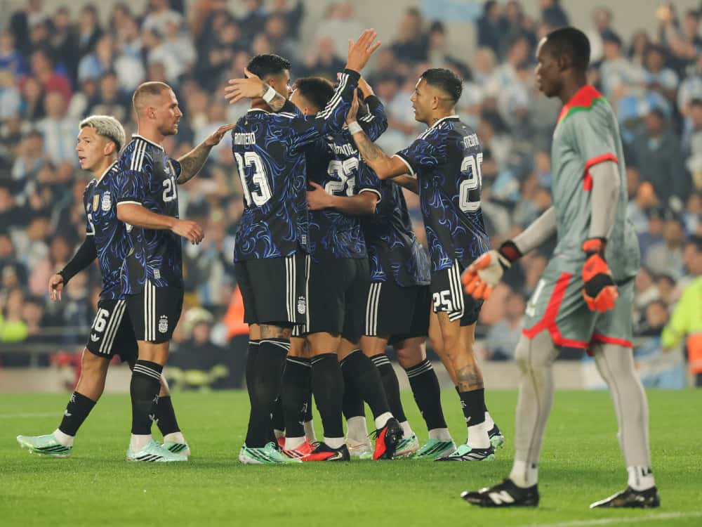 Los jugadores de la Selección Argentina festejan un gol con la camiseta alternativa en el Monumental mientras el arquero de Burkina Faso se aleja