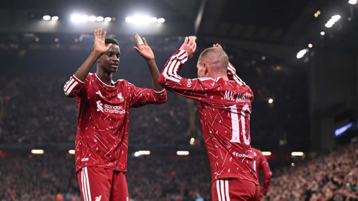 Alexis Mac Allister, con la camiseta roja del Liverpool y el número 10, choca las manos con un compañero para festejar en Anfield, con las tribunas llenas y las luces del estadio de fondo; foto de archivo de octubre de 2026 (foto: Liverpool FC)