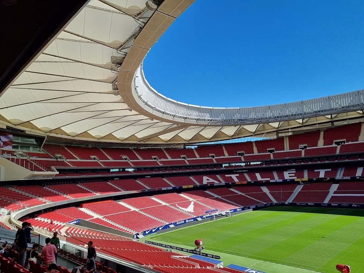 Las tribunas rojas y el techo blanco del estadio Metropolitano, del Atlético de Madrid, con la cancha de fondo; foto de archivo de septiembre de 2022 (foto: Cabeza2000, Wikimedia Commons, licencia CC BY-SA 4.0)