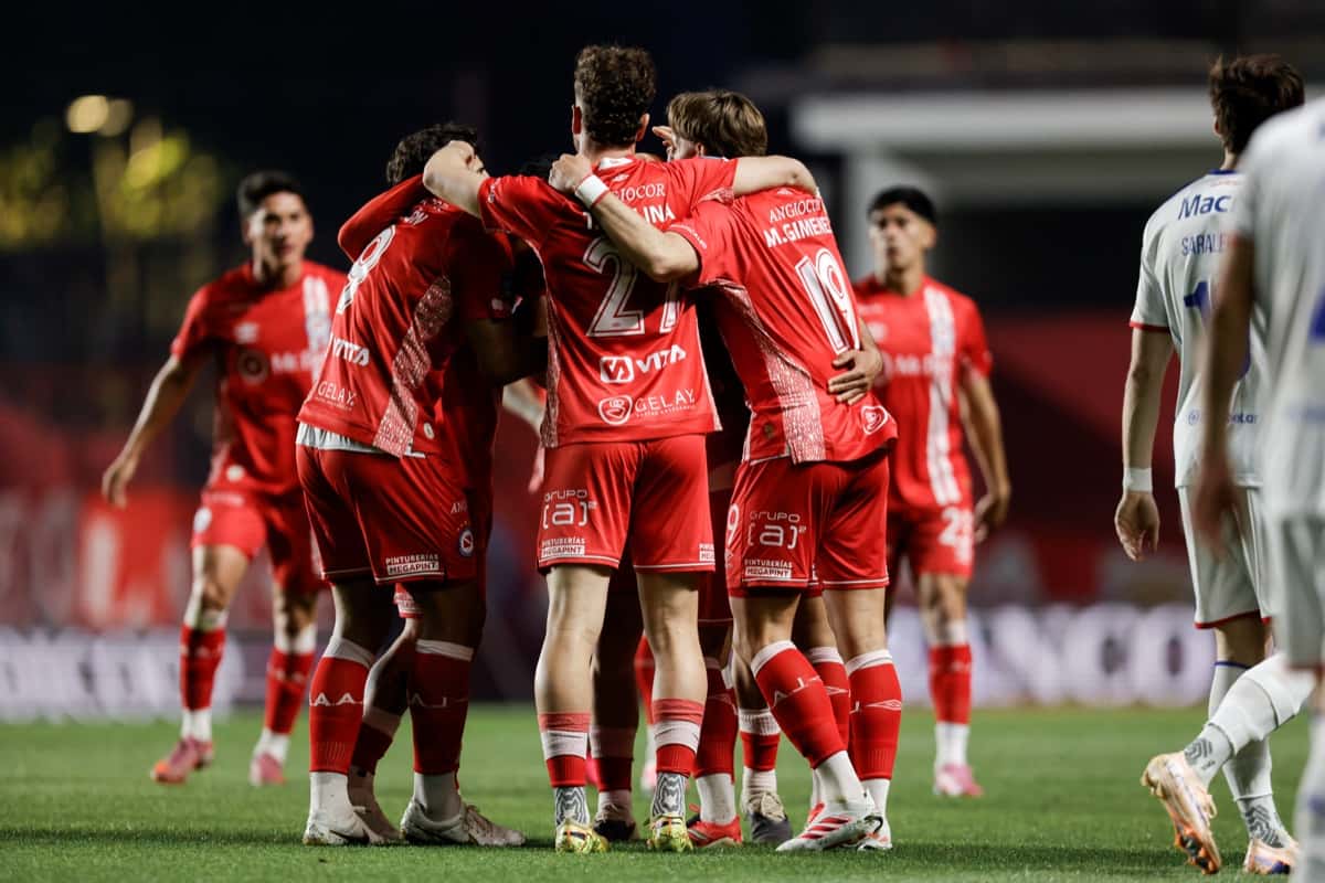 Los jugadores de Argentinos Juniors, con camiseta roja, se abrazan para festejar un gol ante Tigre en el estadio Diego Armando Maradona (foto: prensa oficial de Argentinos Juniors)