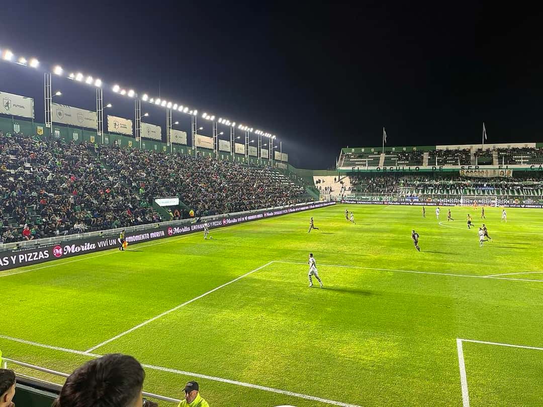Vista nocturna del estadio Florencio Sola, en Banfield, con las tribunas llenas de hinchas locales durante un partido ante Platense (foto de archivo de abril de 2023: Vincenzo Togni, Wikimedia Commons, licencia CC BY 4.0)