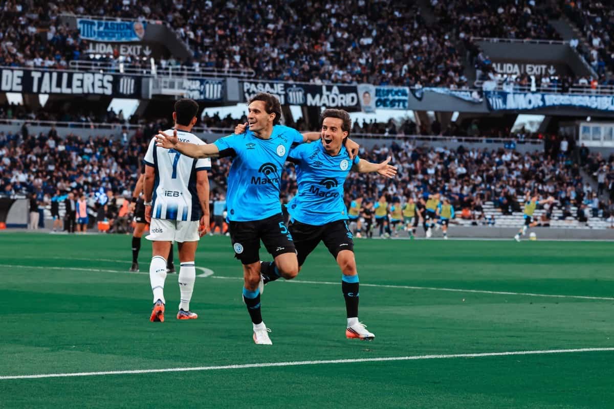 Dos jugadores de Belgrano festejan abrazados en el Kempes durante el triunfo 1-0 ante Talleres por el Torneo Clausura 2026 (foto: prensa Club Atlético Belgrano)