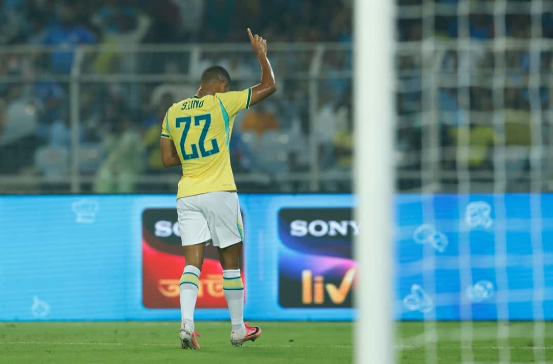 Samuel Lino, de espaldas con el número 22 de Brasil, levanta el dedo índice para festejar uno de sus goles en Calcuta