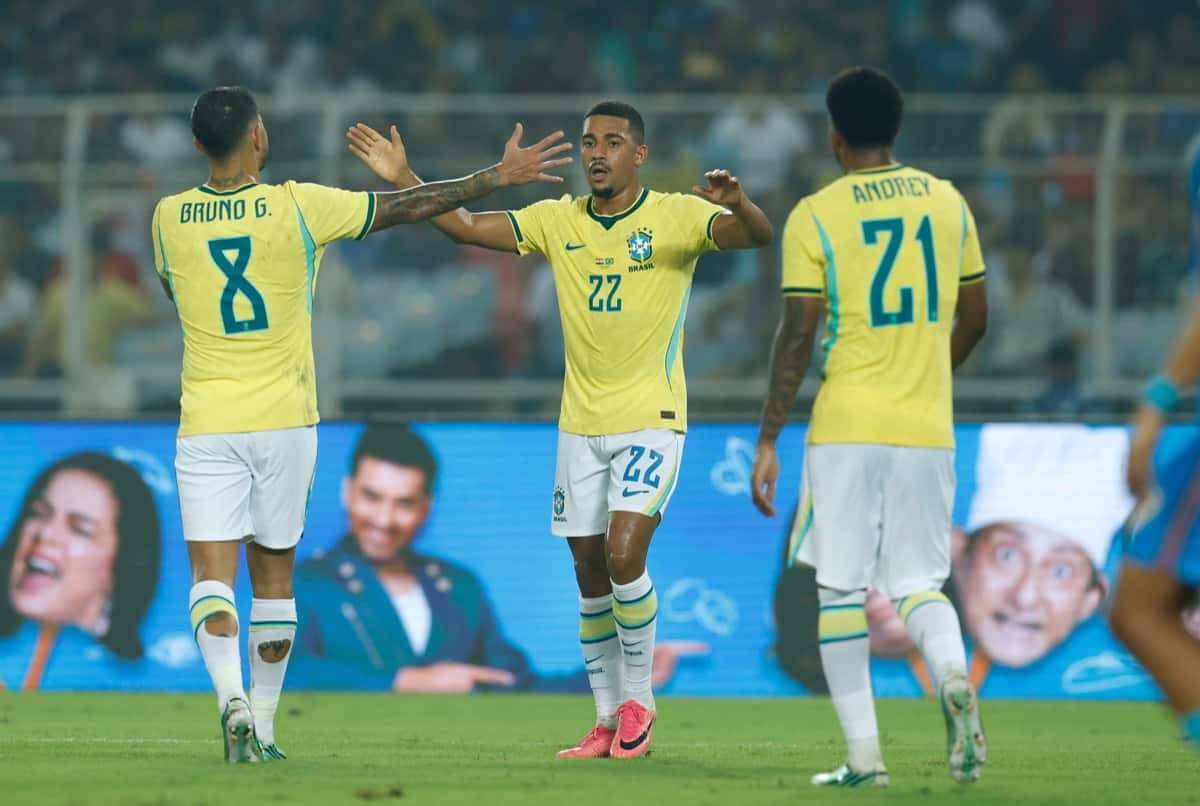 Samuel Lino, con la camiseta 22 de Brasil, festeja con Bruno Guimarães y Andrey Santos en el estadio Salt Lake de Calcuta