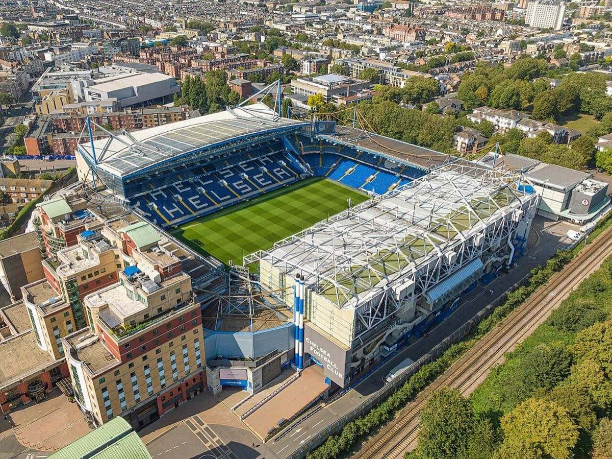 Vista aérea de Stamford Bridge, el estadio del Chelsea, en el oeste de Londres, con la cancha y las tribunas azules; foto de archivo de septiembre de 2023 (foto: Arne Müseler, Wikimedia Commons, licencia CC BY-SA 3.0 DE)