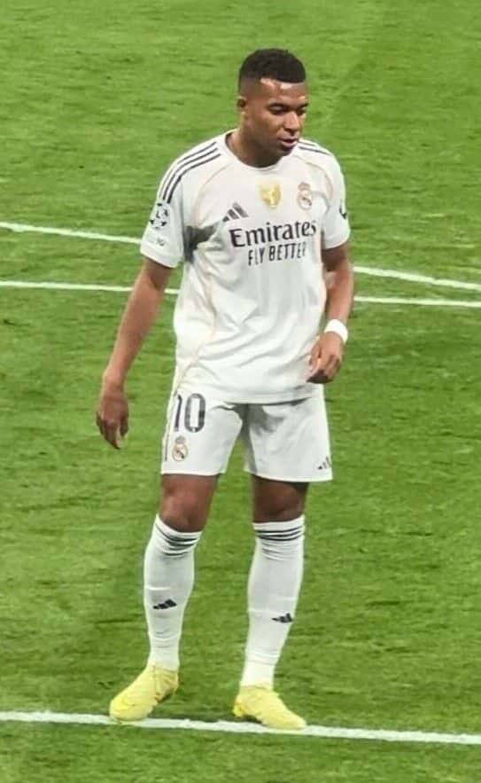 Kylian Mbappé, con la camiseta blanca del Real Madrid y el número 10, en un partido en el Bernabéu; foto de archivo de octubre de 2025 (foto: SdHb, Wikimedia Commons, licencia CC BY-SA 4.0)