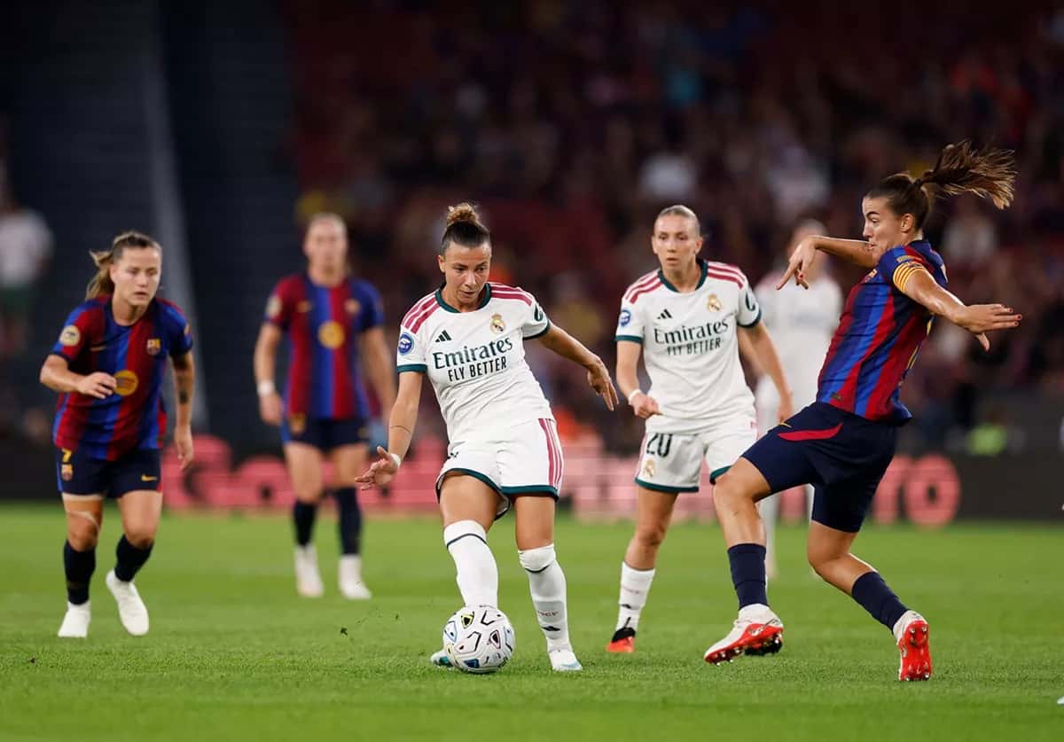 Futbolistas de Barcelona y Real Madrid disputan la pelota en el clásico de la Liga F en el Spotify Camp Nou. Foto: Real Madrid C. F.