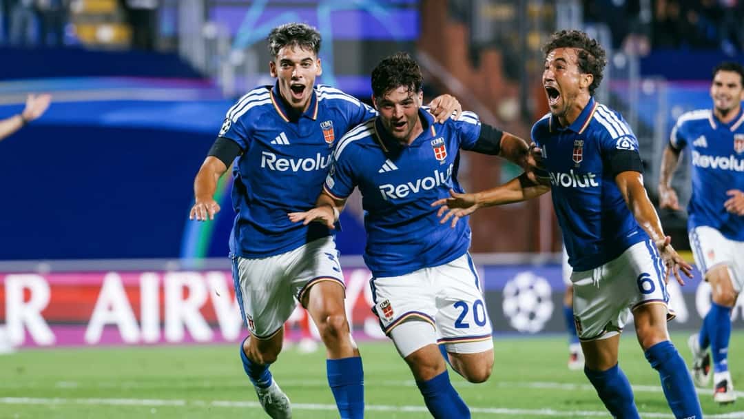 Jugadores del Como, con la camiseta azul, corren a festejar un gol en un partido de la Champions con el Leipzig; foto de archivo (foto: prensa Como 1907)