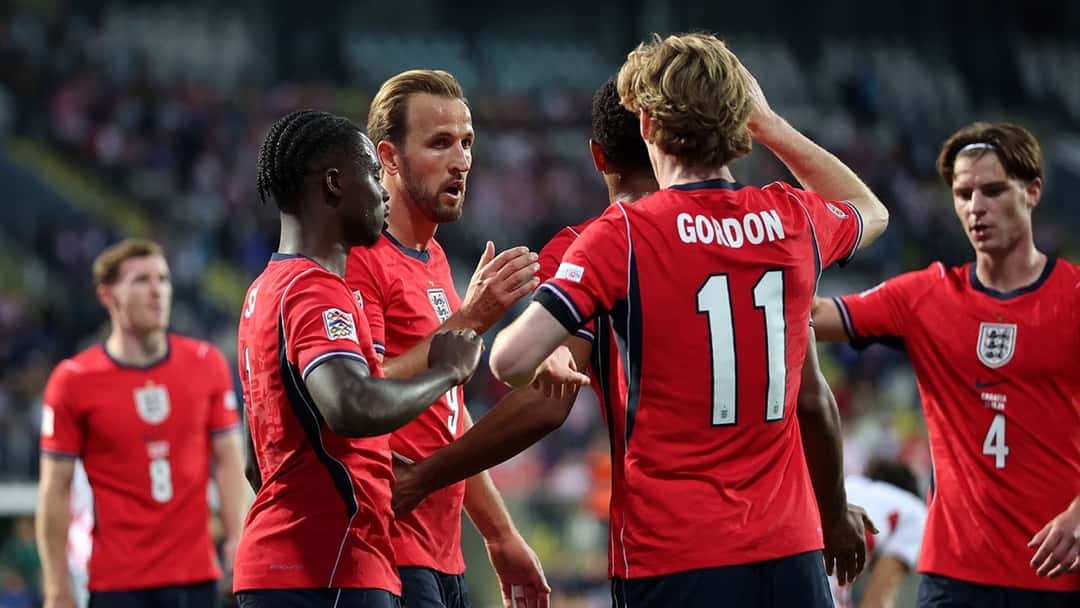 Anthony Gordon, Harry Kane y Bukayo Saka se juntan para festejar un gol de Inglaterra en Rijeka