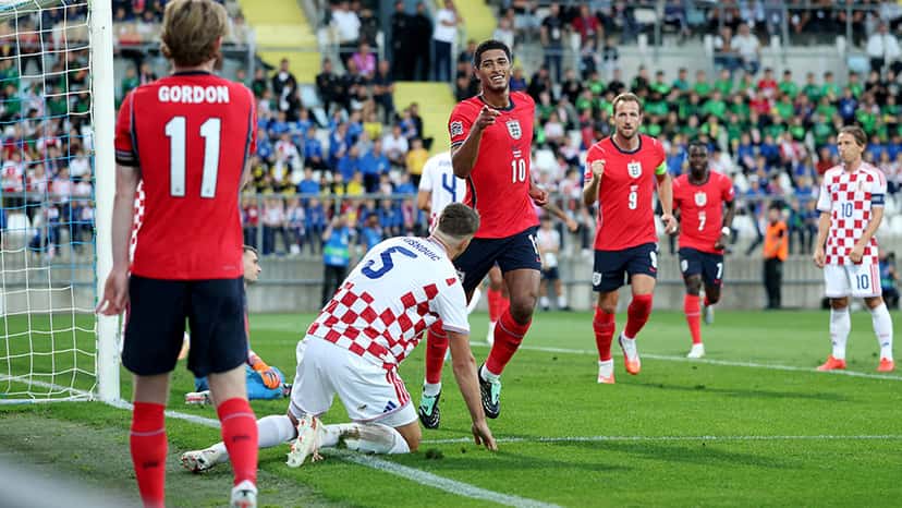 Jude Bellingham festeja su gol frente al arco de Croacia mientras Gordon y Kane se acercan