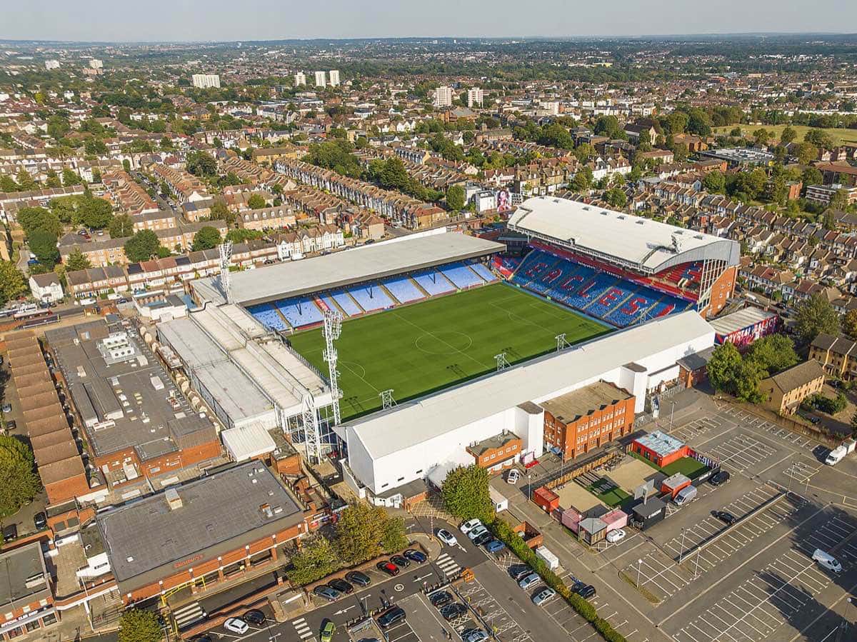 Vista aérea de Selhurst Park, el estadio del Crystal Palace, rodeado de casas del sur de Londres; foto de archivo de septiembre de 2023 (foto: Arne Müseler, Wikimedia Commons, licencia CC BY-SA 3.0 DE)