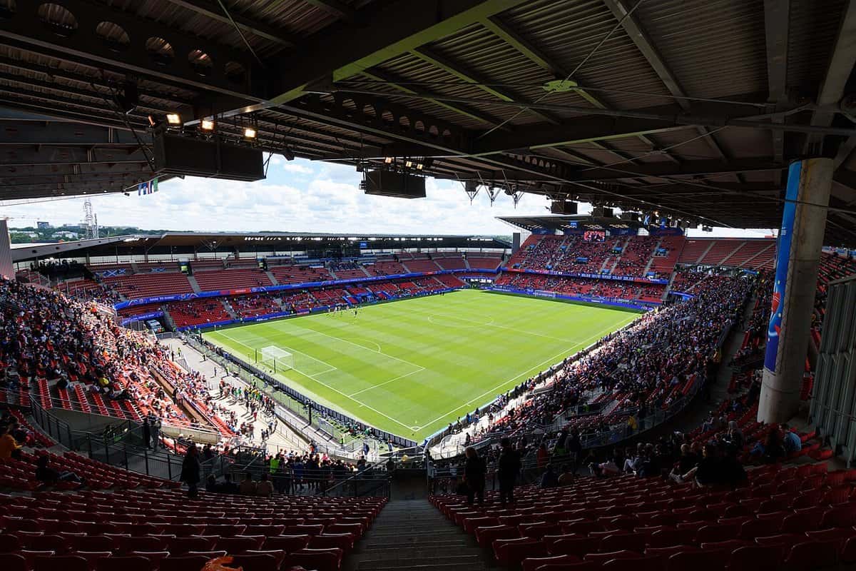 El Roazhon Park, estadio del Rennes, con sus tribunas rojas y el campo de juego visto desde lo alto de una platea; foto de archivo de 2019 (foto: EL Loko Foto, Wikimedia Commons, licencia CC BY 4.0)