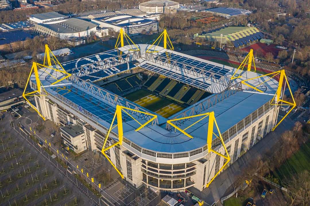 Vista aérea del Signal Iduna Park de Dortmund, con las torres amarillas que sostienen el techo y las tribunas alrededor de la cancha; foto de archivo (foto: Arne Müseler, Wikimedia Commons, licencia CC BY-SA 3.0 DE)