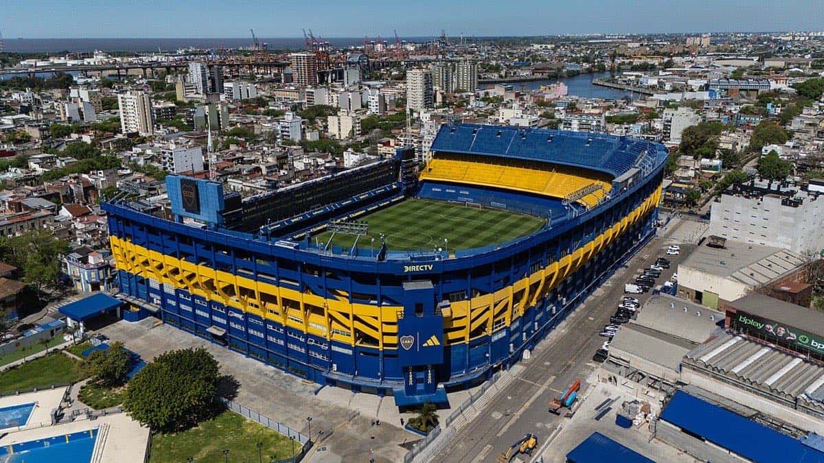 Vista aérea de la Bombonera, con sus tribunas azules y amarillas y el barrio de La Boca alrededor; foto de archivo de octubre de 2025 (foto: ProtoplasmaKid, Wikimedia Commons, licencia CC BY-SA 4.0)