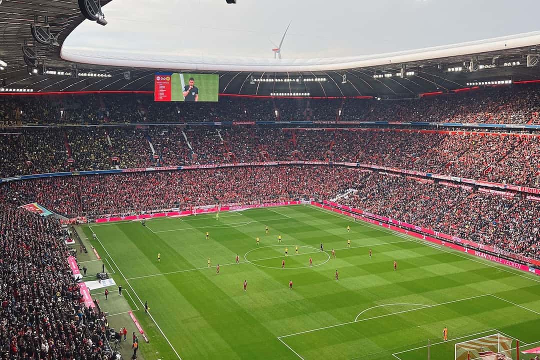 El Allianz Arena, el estadio del Bayern Múnich, lleno de hinchas durante un partido de la Bundesliga entre el Bayern y el Borussia Dortmund; foto de archivo de abril de 2022 (foto: UNTERMVIERENBERGE-2, Wikimedia Commons, licencia CC BY-SA 4.0)