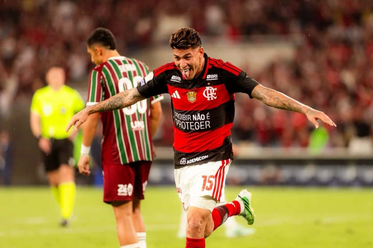 Jorge Carrascal corre con los brazos abiertos y la lengua afuera para festejar su gol a Fluminense en el Maracaná, con la camiseta rojinegra del Flamengo (foto: Adriano Fontes / CRF)