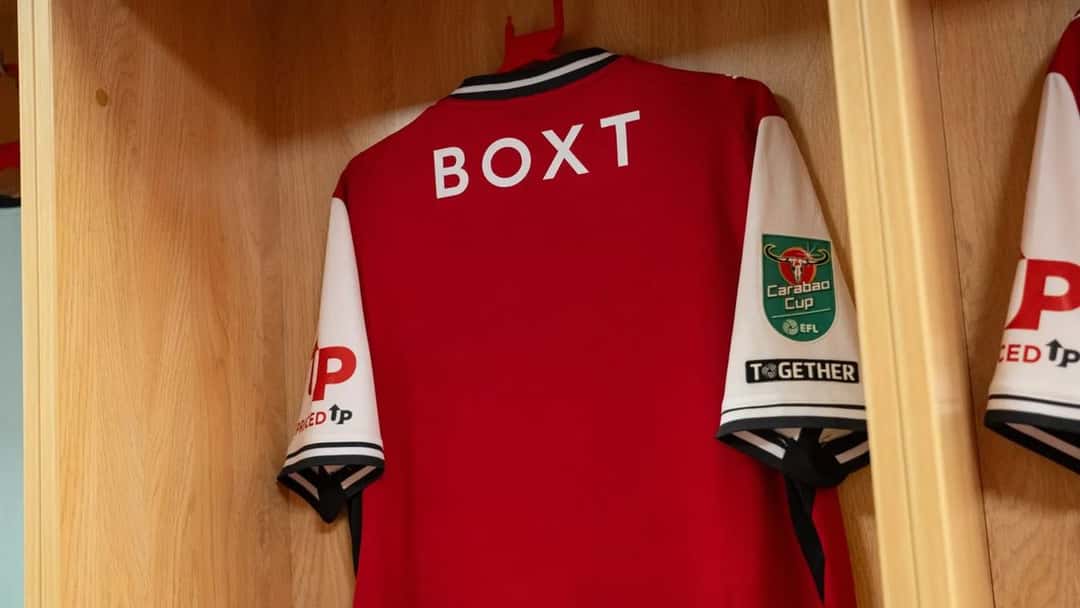 La camiseta roja del Fleetwood Town, con el parche de la Copa de la Liga en la manga, colgada en el vestuario antes del partido con el Arsenal (foto: prensa Fleetwood Town FC)