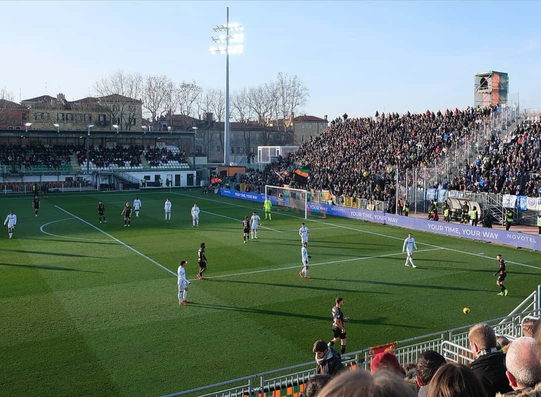 El estadio Pier Luigi Penzo, la cancha del Venezia, durante un partido de la Serie A, con la tribuna llena y los jugadores en la cancha; foto de archivo de enero de 2025 (foto: kallerna, Wikimedia Commons, licencia CC BY-SA 4.0)