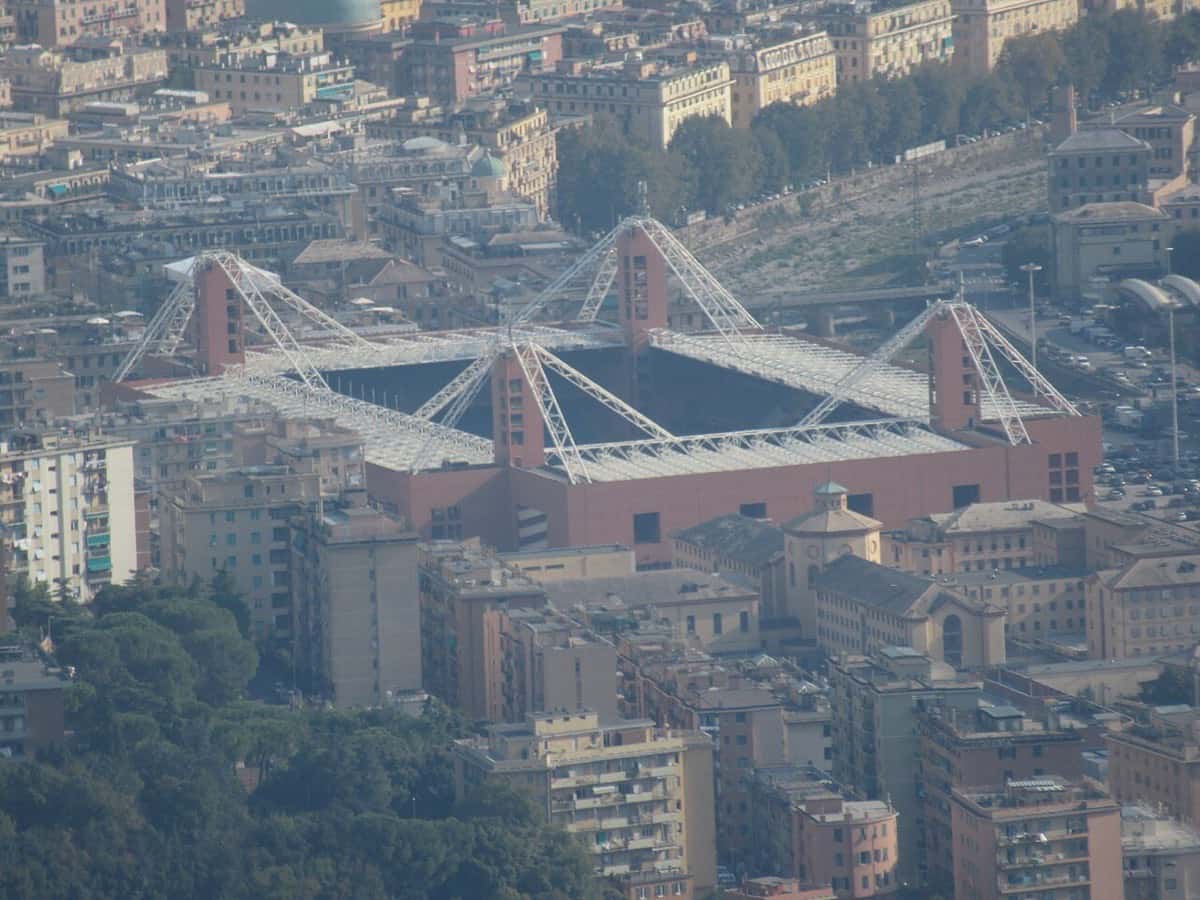 El estadio Luigi Ferraris de Génova, con sus torres rojas en las esquinas, visto desde las colinas del barrio de Righi; foto de archivo de septiembre de 2020 (foto: Superchilum, Wikimedia Commons, licencia CC BY 4.0)