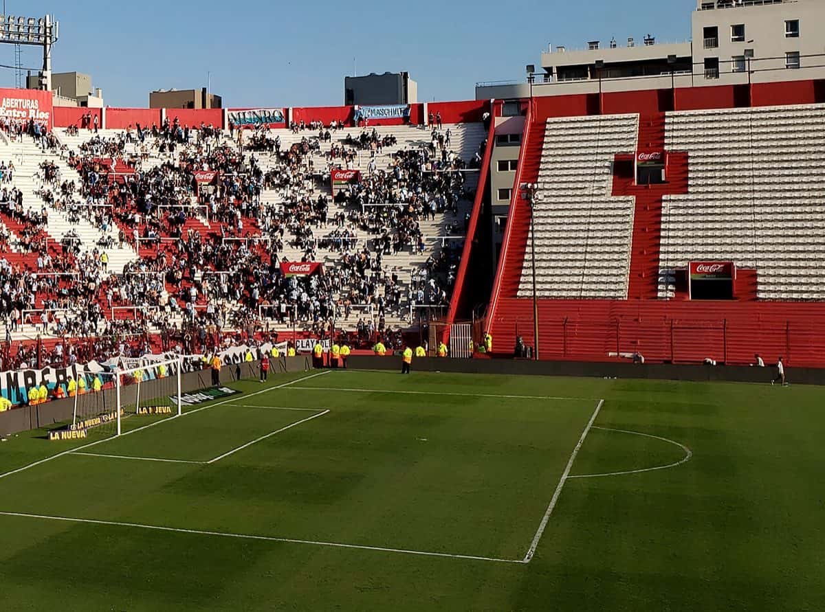 Tribunas y campo del estadio Tomás Adolfo Ducó, cancha de Huracán en Parque Patricios (foto de archivo: AlsinayColon, Wikimedia Commons, CC BY-SA 4.0)