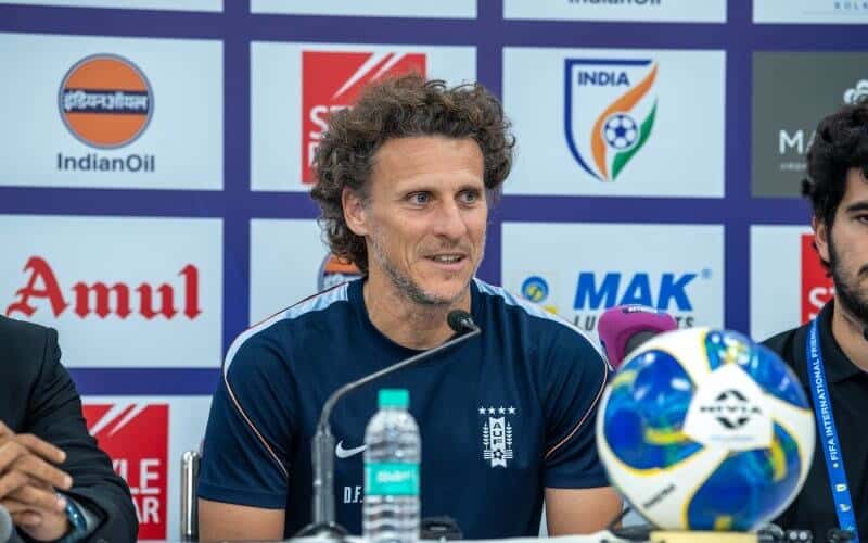 Diego Forlán, con la remera azul de entrenamiento de Uruguay, sonríe en la conferencia de prensa previa al amistoso ante India en Calcuta