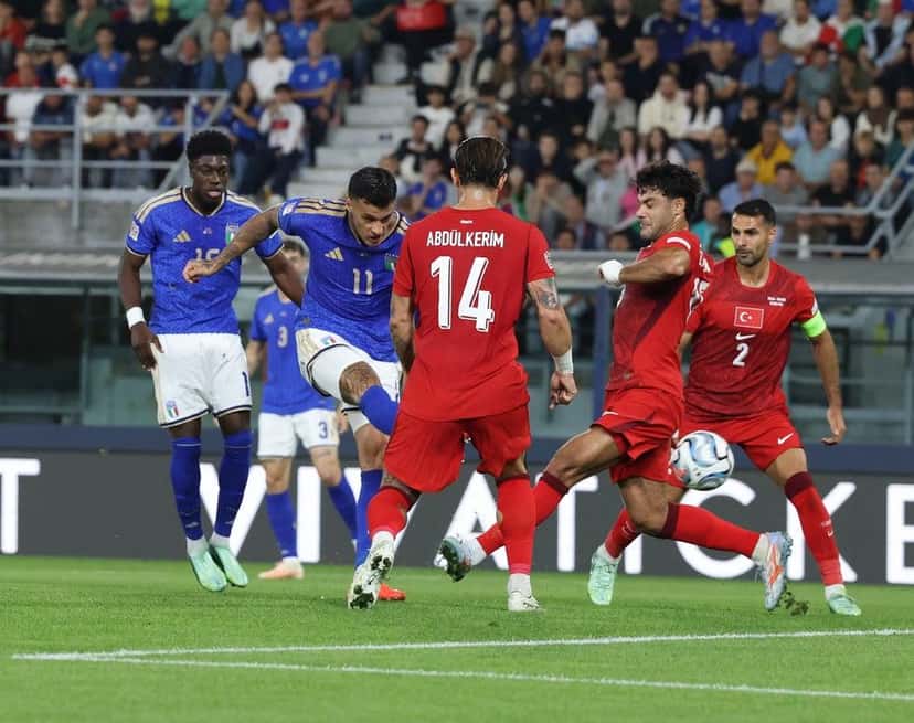 Gianluca Scamacca, con la camiseta 11 de Italia, remata ante la marca de Abdülkerim Bardakci y otros defensores de Turquía en el estadio Dall'Ara (foto: prensa oficial de la FIGC)