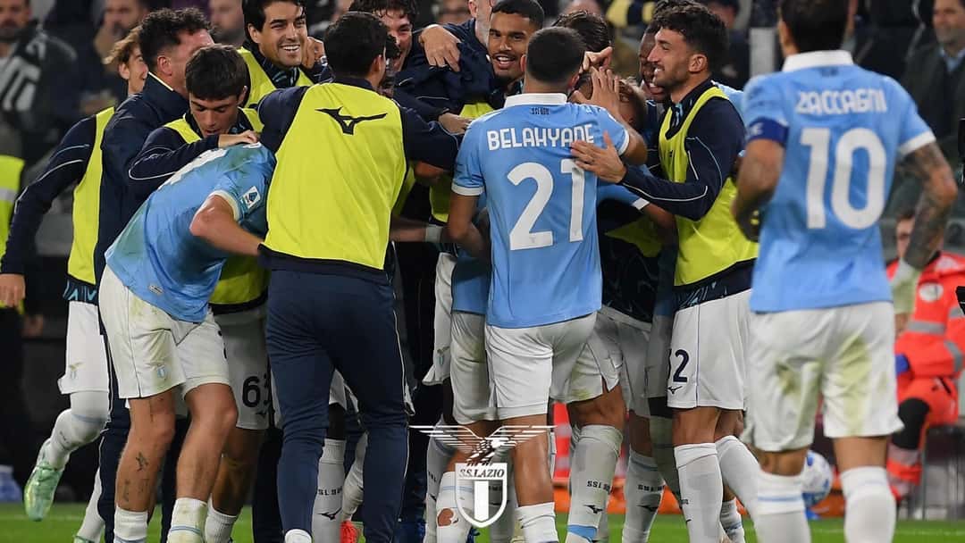 Jugadores de la Lazio, con la camiseta celeste, festejan abrazados con los suplentes y el cuerpo técnico, que llevan pecheras amarillas, durante el partido ante la Juventus (foto: prensa S.S. Lazio)