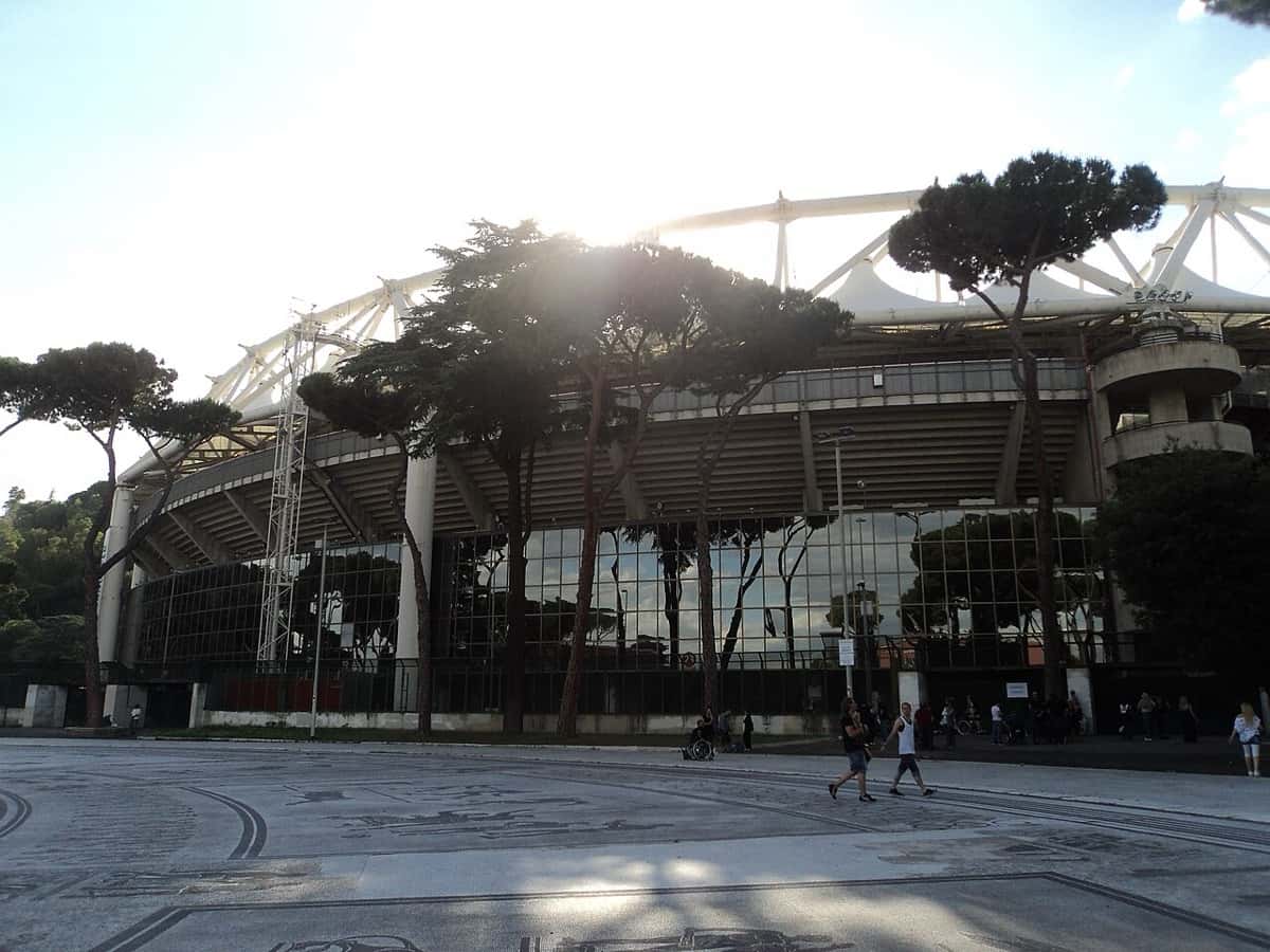 El exterior del Estadio Olímpico de Roma, con su techo blanco y los pinos de la explanada delante; foto de archivo de 2012 (foto: Nicholas Frisardi, Wikimedia Commons, licencia CC BY-SA 3.0)