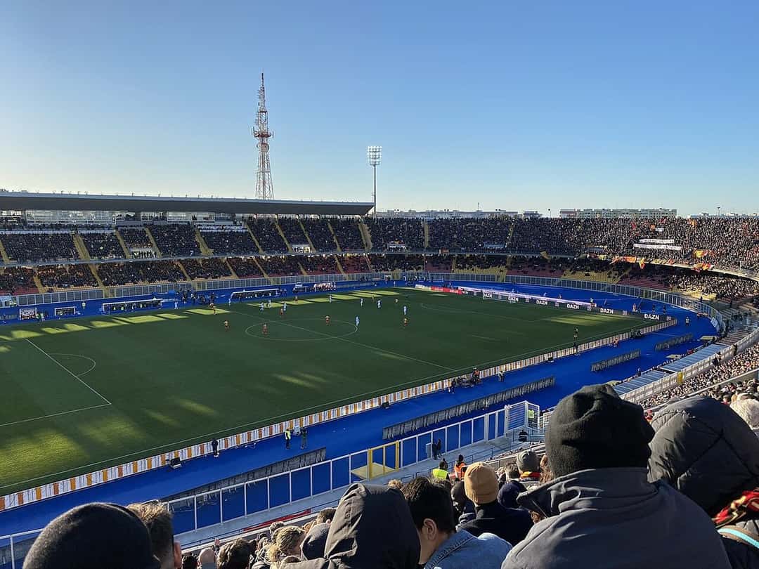 El estadio Via del Mare, con la tribuna llena de hinchas del Lecce y la cancha durante un partido de la Serie A, bajo un cielo despejado; foto de archivo de febrero de 2020 (foto: Vincenzo.togni, Wikimedia Commons, licencia CC BY-SA 4.0)