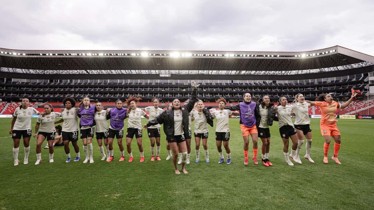 Las jugadoras del Corinthians, con la camiseta blanca y el short negro, saltan abrazadas en la cancha del estadio Rodrigo Paz Delgado de Quito para festejar el pase a la final de la Libertadores Femenina (foto: prensa CONMEBOL)