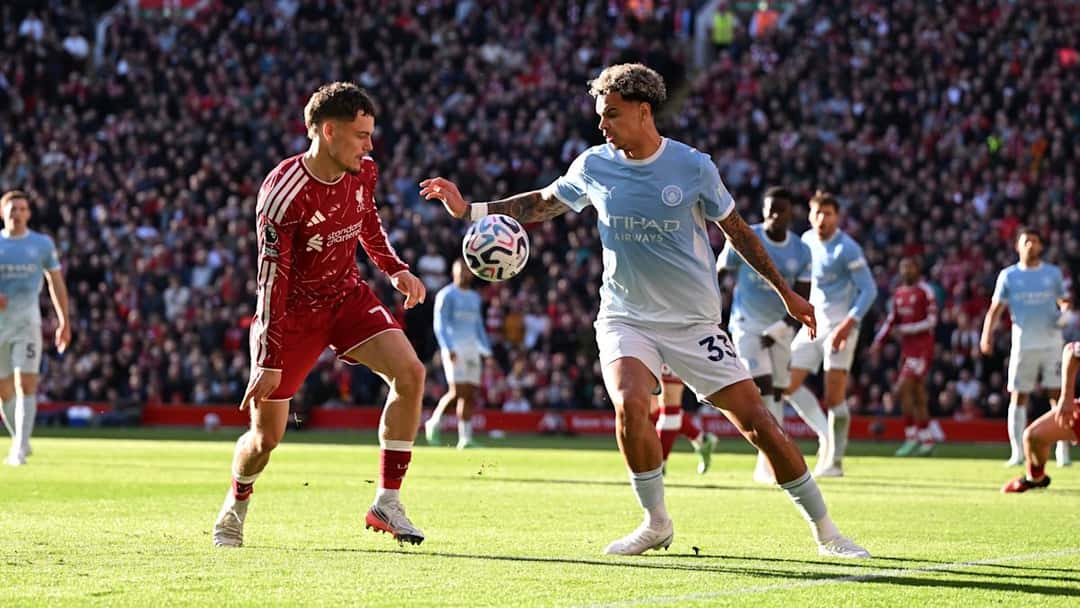 Florian Wirtz, con la camiseta roja número 7 del Liverpool, frente a Nico O'Reilly, del Manchester City, que controla la pelota en Anfield (foto: Liverpool FC)