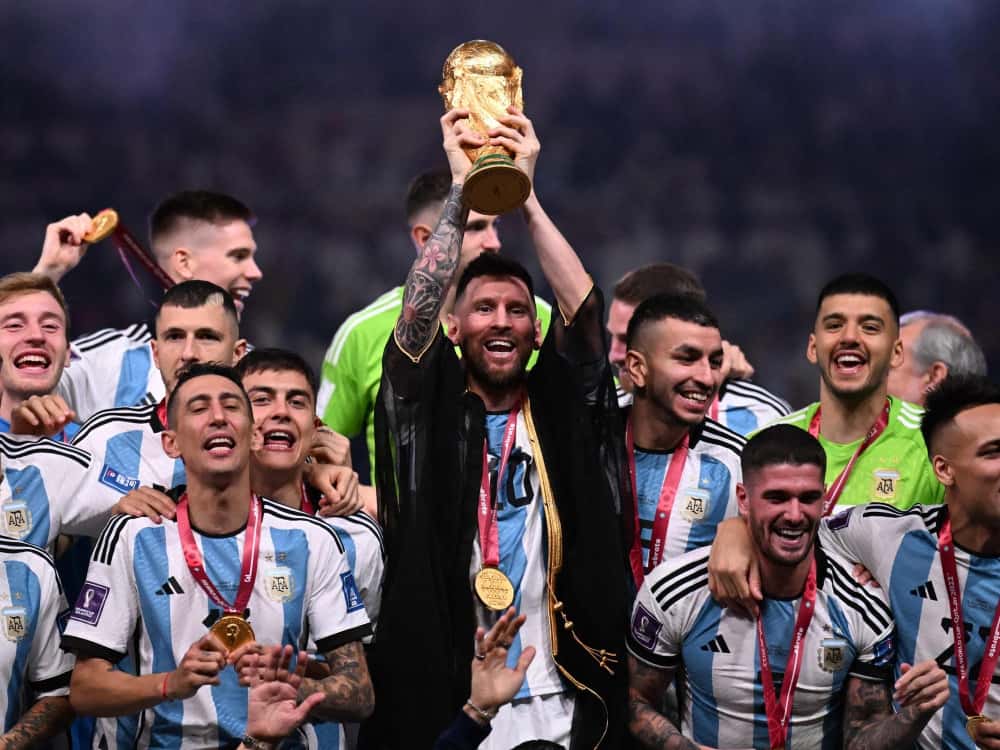 Lionel Messi levanta la Copa del Mundo rodeado de sus compañeros de la Selección Argentina en Qatar 2022