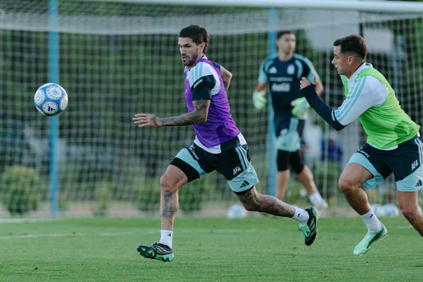 Rodrigo De Paul, con pechera violeta, corre detrás de la pelota en el último entrenamiento de la Selección Argentina en el predio de Ezeiza, el lunes 5 de octubre (foto oficial de la AFA)