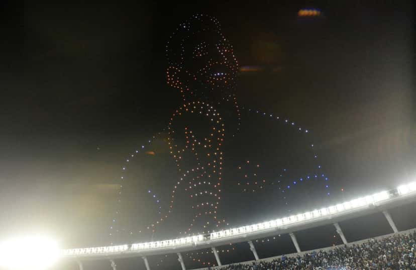 Un show de drones dibuja la figura de Lionel Messi en el cielo nocturno sobre las tribunas del Monumental, en el homenaje posterior al partido ante Benín (foto: prensa oficial de la AFA)