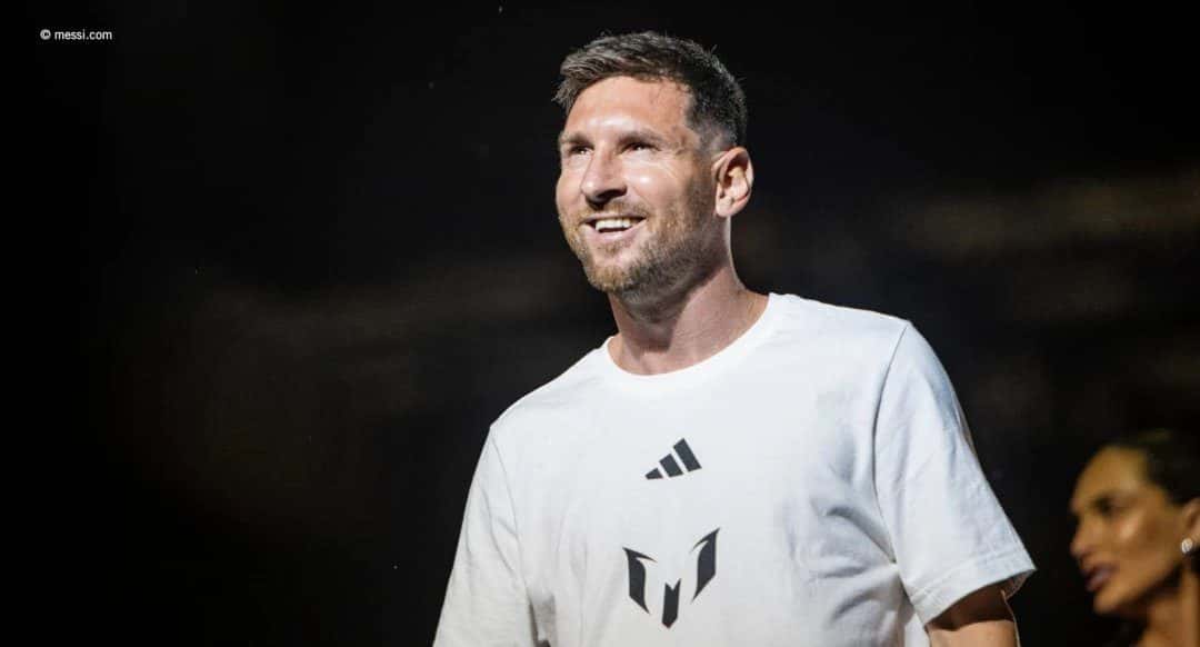 Lionel Messi sonríe con una remera blanca con su logo, en una foto de prensa difundida por la Fundación Princesa de Asturias al anunciar el premio; foto de archivo (foto: messi.com / Fundación Princesa de Asturias)