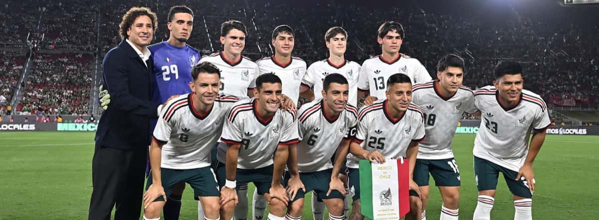 Los titulares de México posan en el Los Angeles Memorial Coliseum antes del amistoso con Chile, con el banderín del partido (foto: prensa oficial de la Selección Nacional de México)