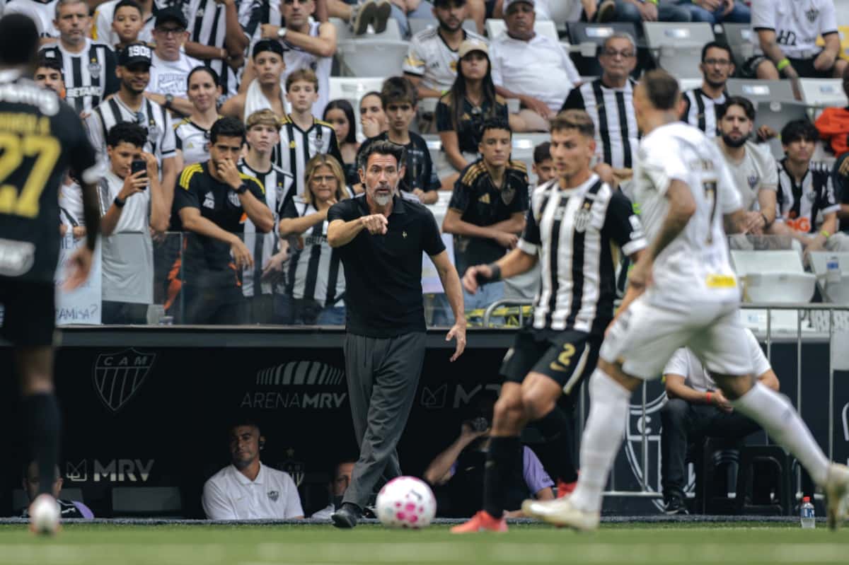 Eduardo Domínguez, técnico de Atlético Mineiro, vestido de negro, da indicaciones con el brazo extendido junto a la línea de cal de la Arena MRV durante el partido ante Santos por el Brasileirão (foto: Pedro Souza / prensa oficial de Atlético Mineiro)