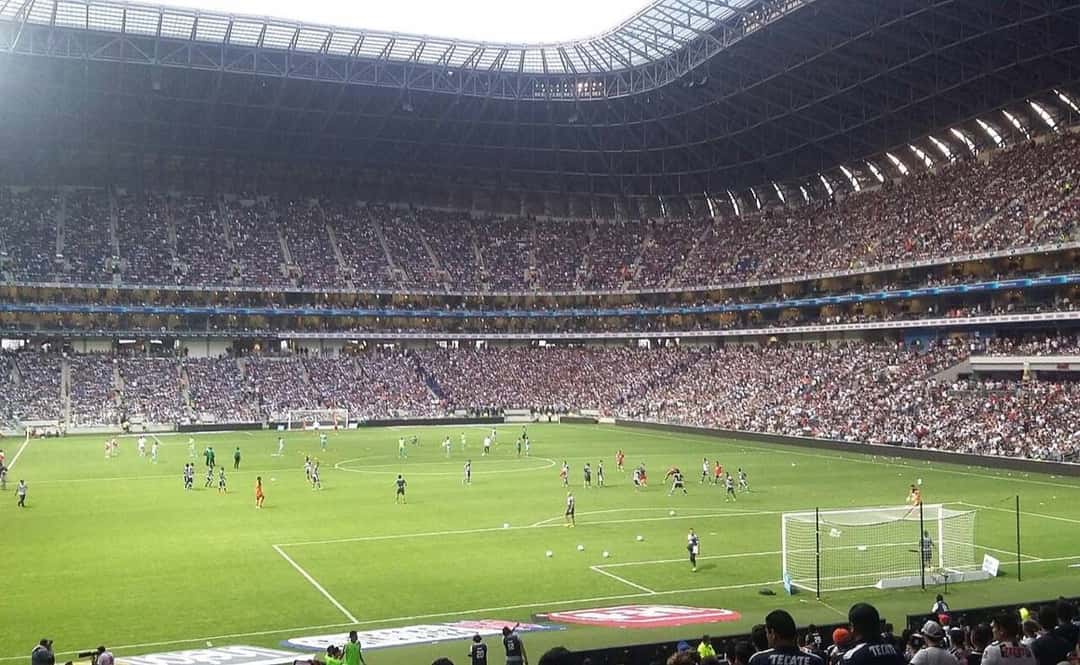 La cancha del estadio BBVA durante un partido, con las tribunas llenas de público; foto de archivo de 2015 (foto: Rodrigo cbr44, Wikimedia Commons, licencia CC BY-SA 4.0)