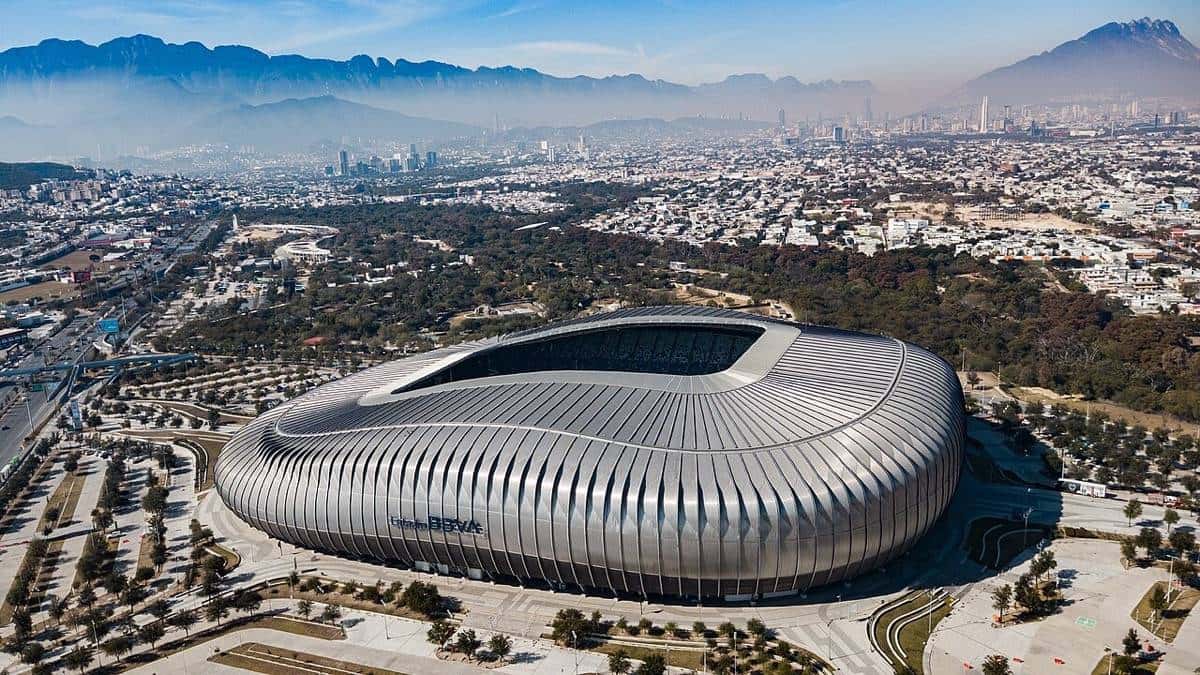 Vista aérea del estadio BBVA, de Monterrey, con su cubierta plateada y las montañas de la ciudad al fondo; foto de archivo de enero de 2026 (foto: Arne Müseler, Wikimedia Commons, licencia CC BY-SA 3.0 DE)