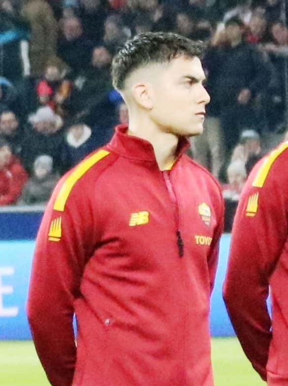Paulo Dybala, con la campera roja y amarilla de la Roma, durante la previa de un partido de Europa League; foto de archivo de febrero de 2023 (foto: Werner100359, Wikimedia Commons, licencia CC BY-SA 4.0)