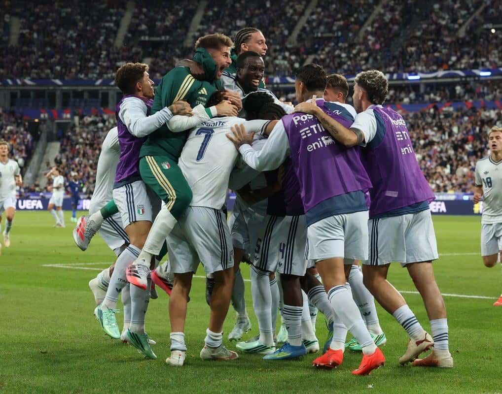 Los jugadores de Italia se abrazan para festejar el gol del empate ante Francia en el Stade de France