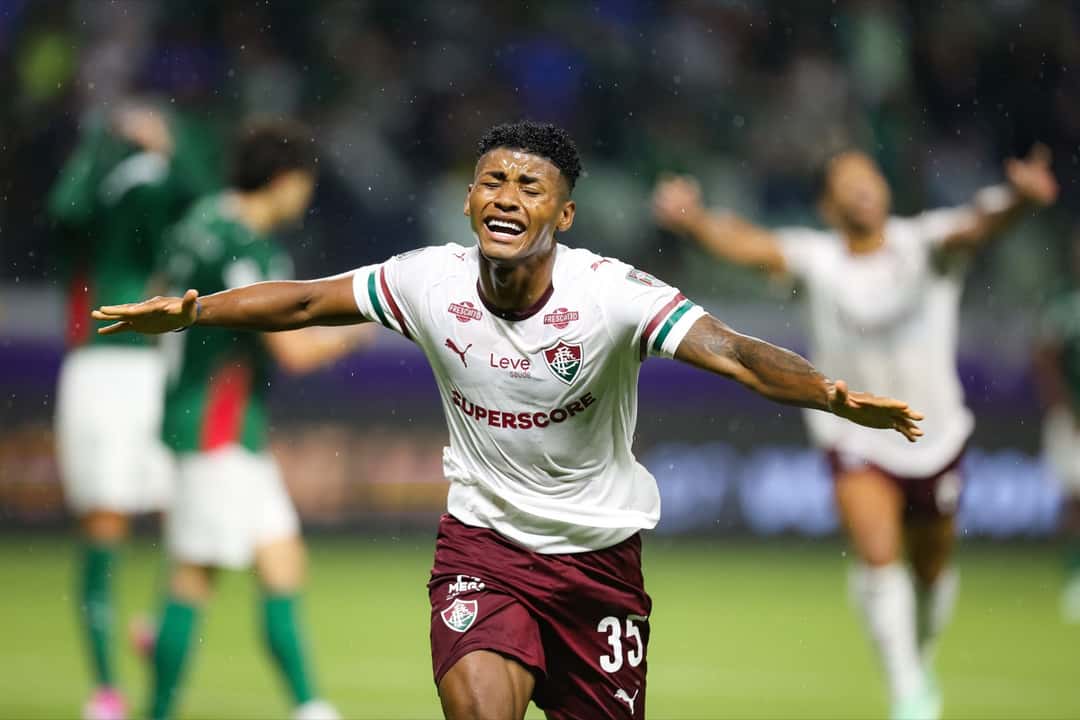 Hércules, con la camiseta blanca de Fluminense y el número 35, abre los brazos y grita su gol a Palmeiras en el Nubank Parque (foto: Marcelo Gonçalves / Fluminense FC)