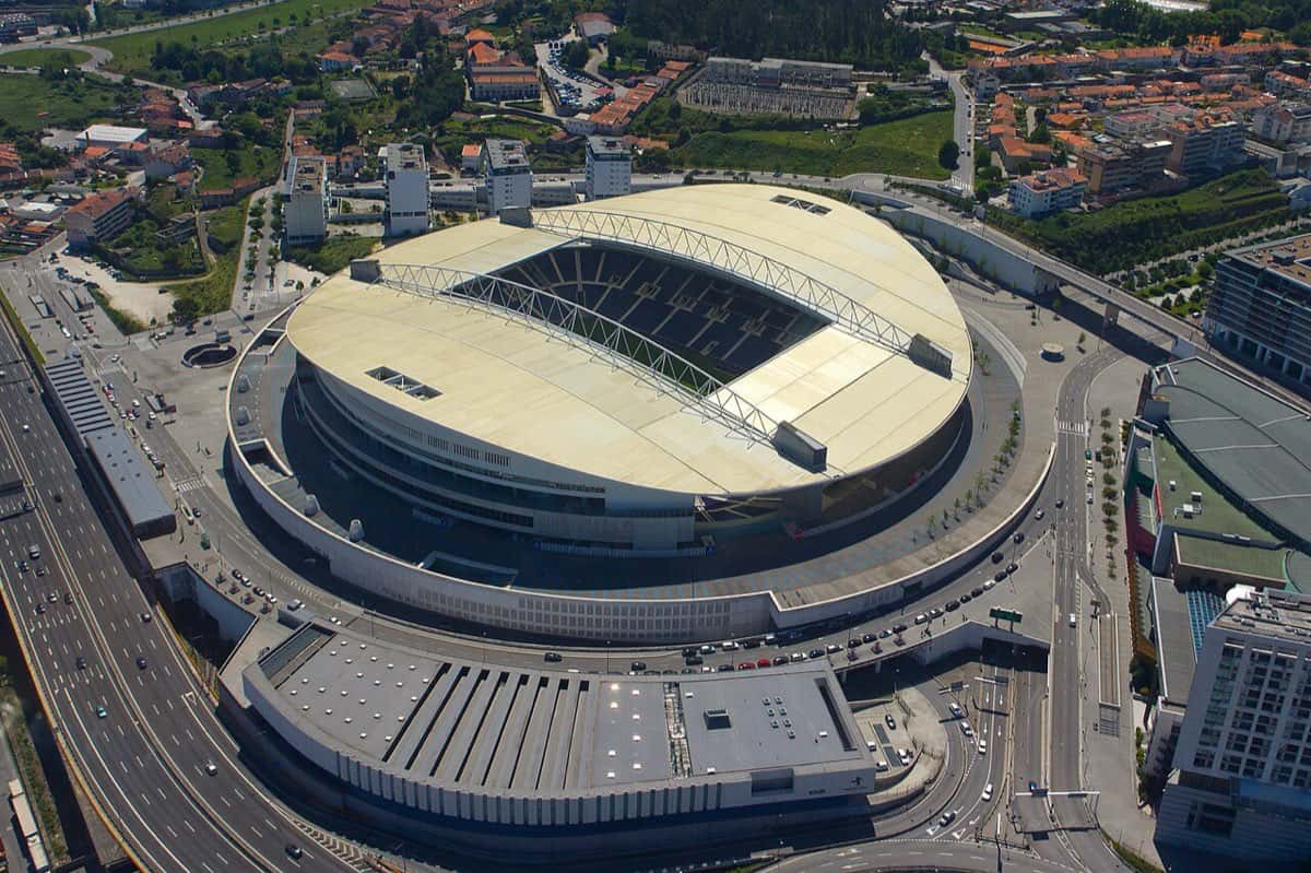 Vista aérea del Estádio do Dragão de Porto, con su techo curvo y los arcos metálicos sobre el campo (foto de archivo: CaGeRaGe, Wikimedia Commons, CC BY-SA 4.0)